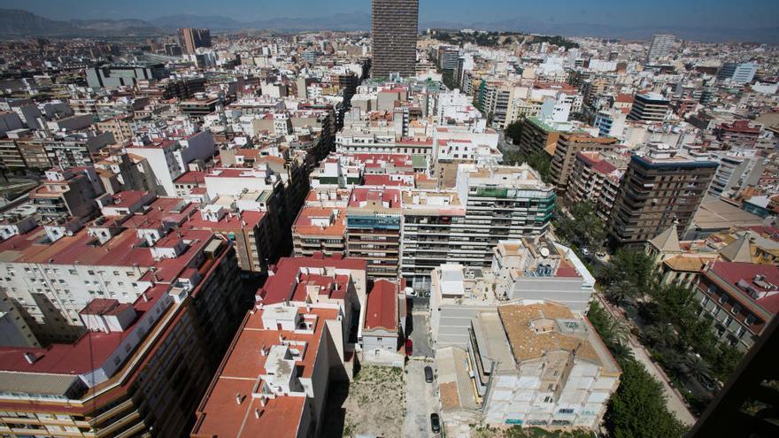 Vista aérea de la ciudad de Alicante, donde en algunos puntos se han registrado en lo que llevamos de año 83 días con límites de ozono por encima de lo que aconseja la OMS.