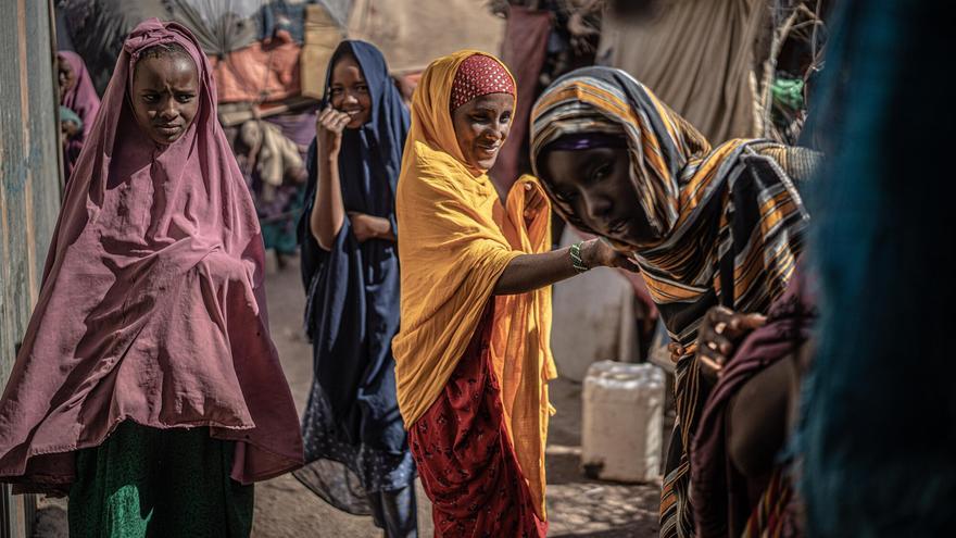 Las hijas de Mariam Hussein, que tras enviudar perdió a 498 de sus 500 camellos por la sequía, viven en Sincaro, aldea somalí donde Oxfam ha acondicionado un pozo.