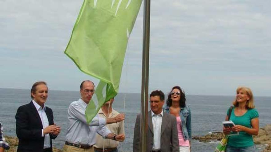 Banderas azul y verde comparten mástil desde ayer en el acceso a Os Frades.