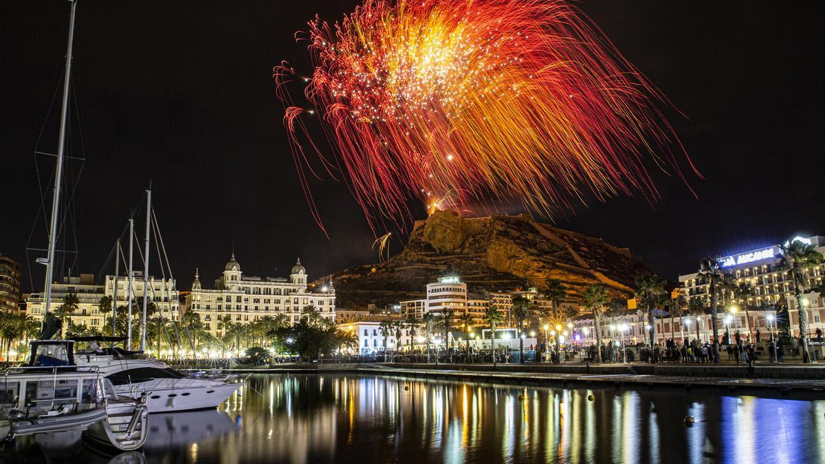 06/12/21. Alicante celebra el Día de la Constitución con una palmera de 900 cohetes y los colores de España