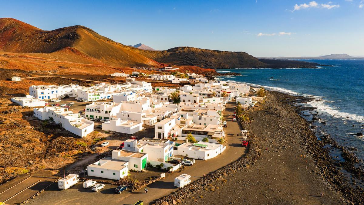La isla española que renunció a los rascacielos para proteger su paisaje