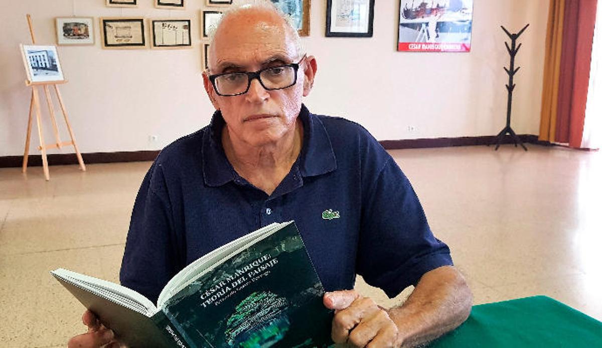 Fernando Castro Borrego, ayer, con su libro en el Salón César Manrique en el Real Club Náutico de Arrecife.