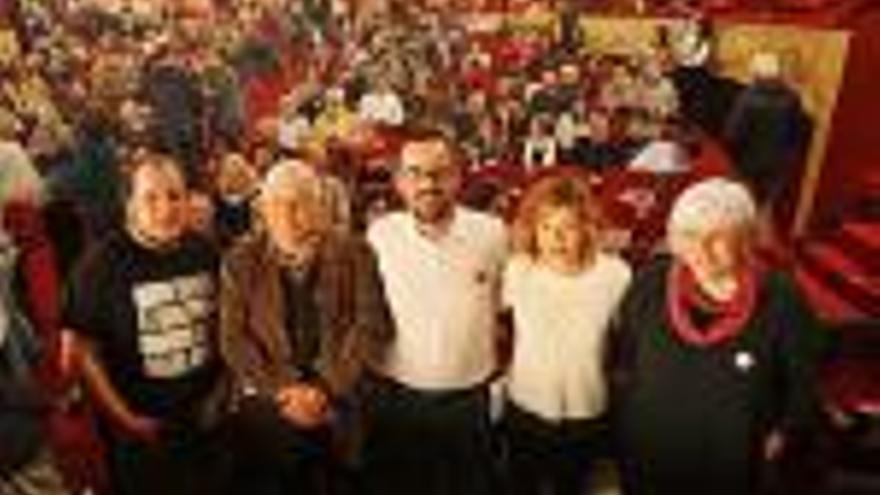 David Fernández, Pep Nadal, Lluc Salellas, Elisenda Alamany i Dolors Sabater, abans de l&#039;acte al Teatre Municipal.