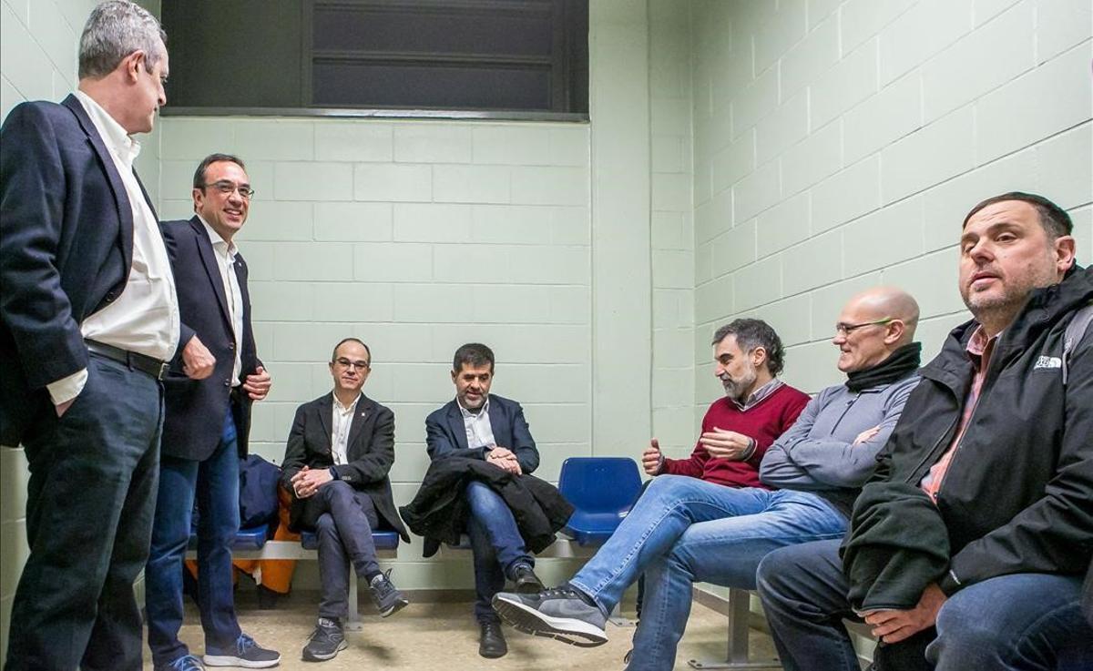Los líderes independentistas encarcelados esperan en una sala, durante su traslado a Madrid por el juicio del 1-O.