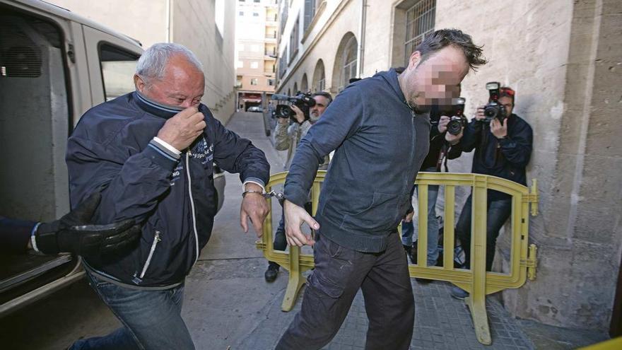 El exjefe de relaciones públicas, a la izquierda de la foto, fue detenido por facilitar su casa para celebrar fiestas con policías.