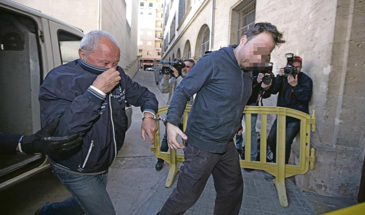 El exjefe de relaciones públicas, a la izquierda de la foto, fue detenido por facilitar su casa para celebrar fiestas con policías.