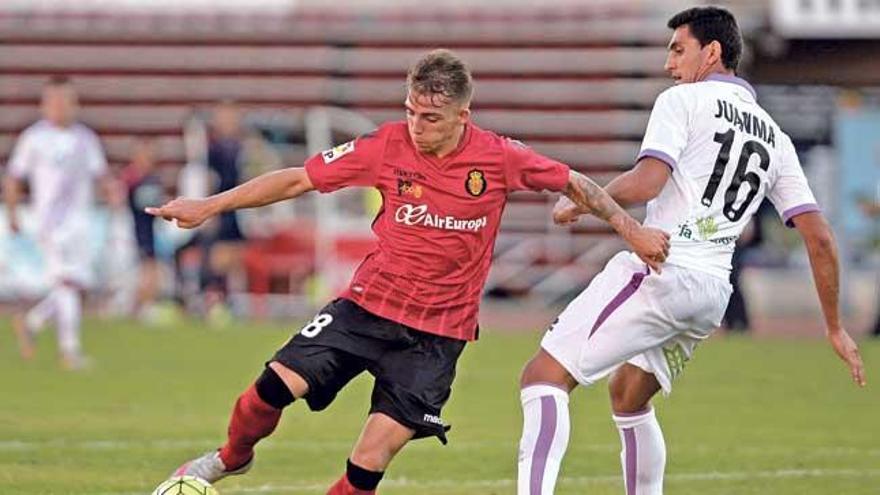 Brandon disputa el balón en el partido contra el Numancia.