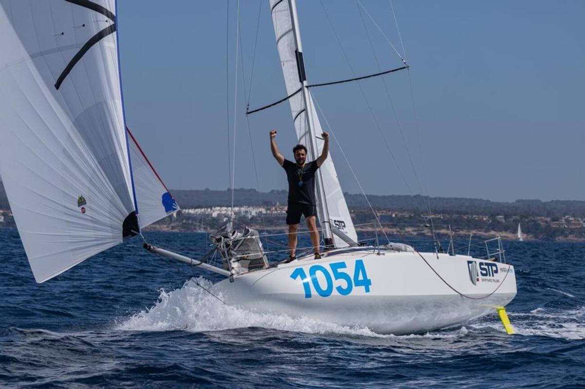 Vela. Hugo Ramón saluda desde su barco