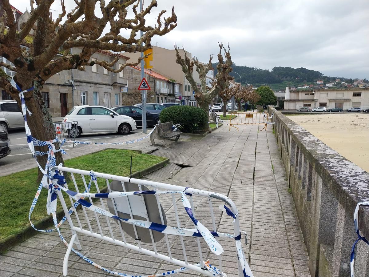 El estado del paseo de Pescadoira, ayer, con un hundimiento evidente y con la presencia de boquetes.