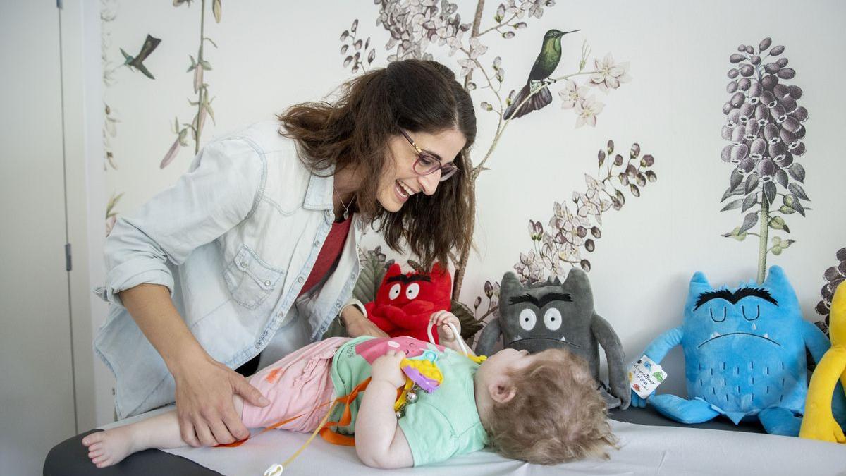 Menchu Pérez, junto a una foto de su pareja, el fotógrafo Jordi Roviralta, fallecido en febrero.