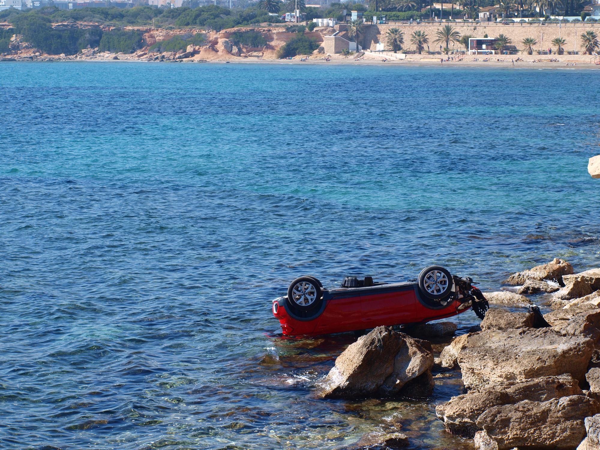 La Guardia Civil busca al conductor de un vehículo hallado en un acantilado de Punta Prima