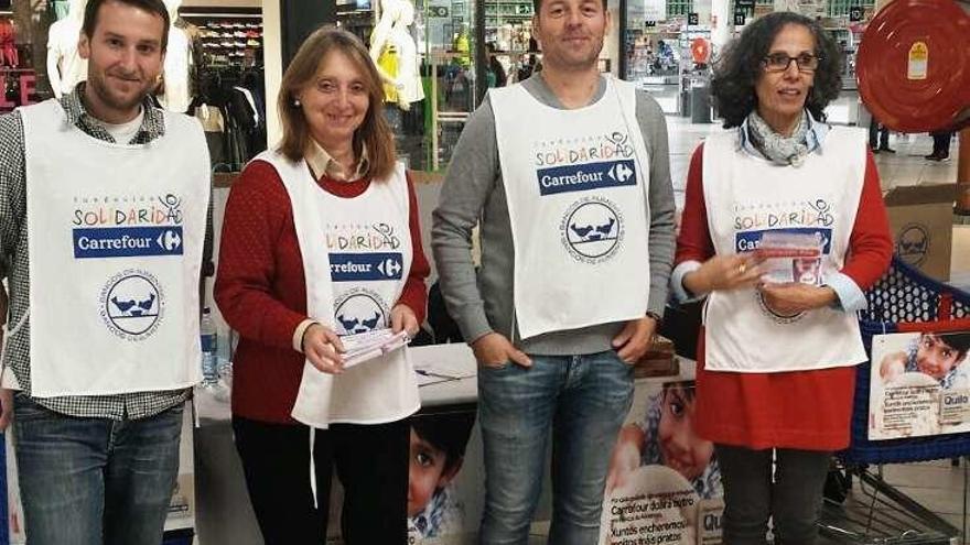 Voluntarios en el centro Carrefour de Pontevedra. // FdV