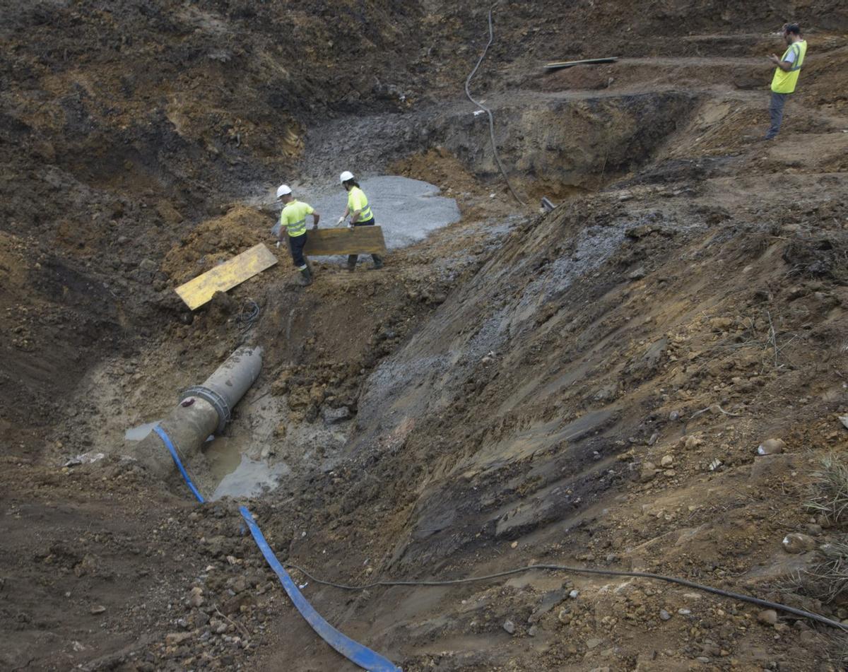 La reparación de una avería de la red de aguas en las inmediaciones de La Fresneda. | MIKI LÓPEZ