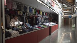 Una zona del mercado de Sant Antoni destinado a la venta de ropa.