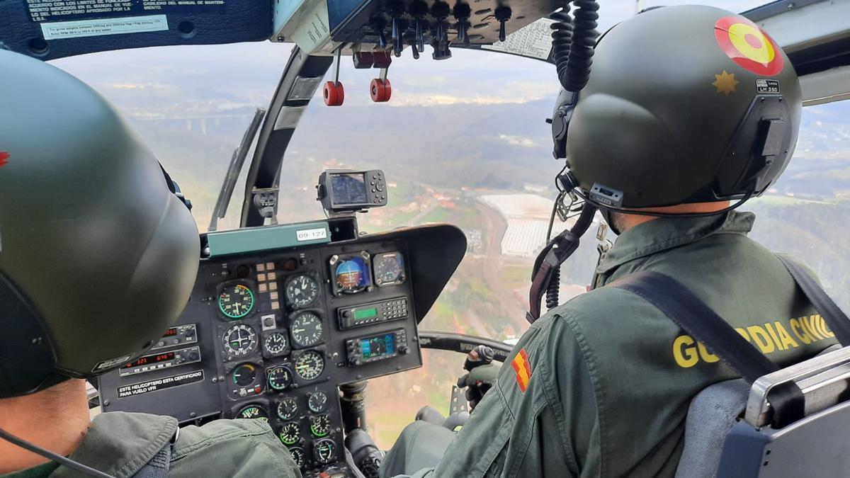 El comandante Sebastián Ruiz Peñato pilota el helicóptero en dirección a Gijón