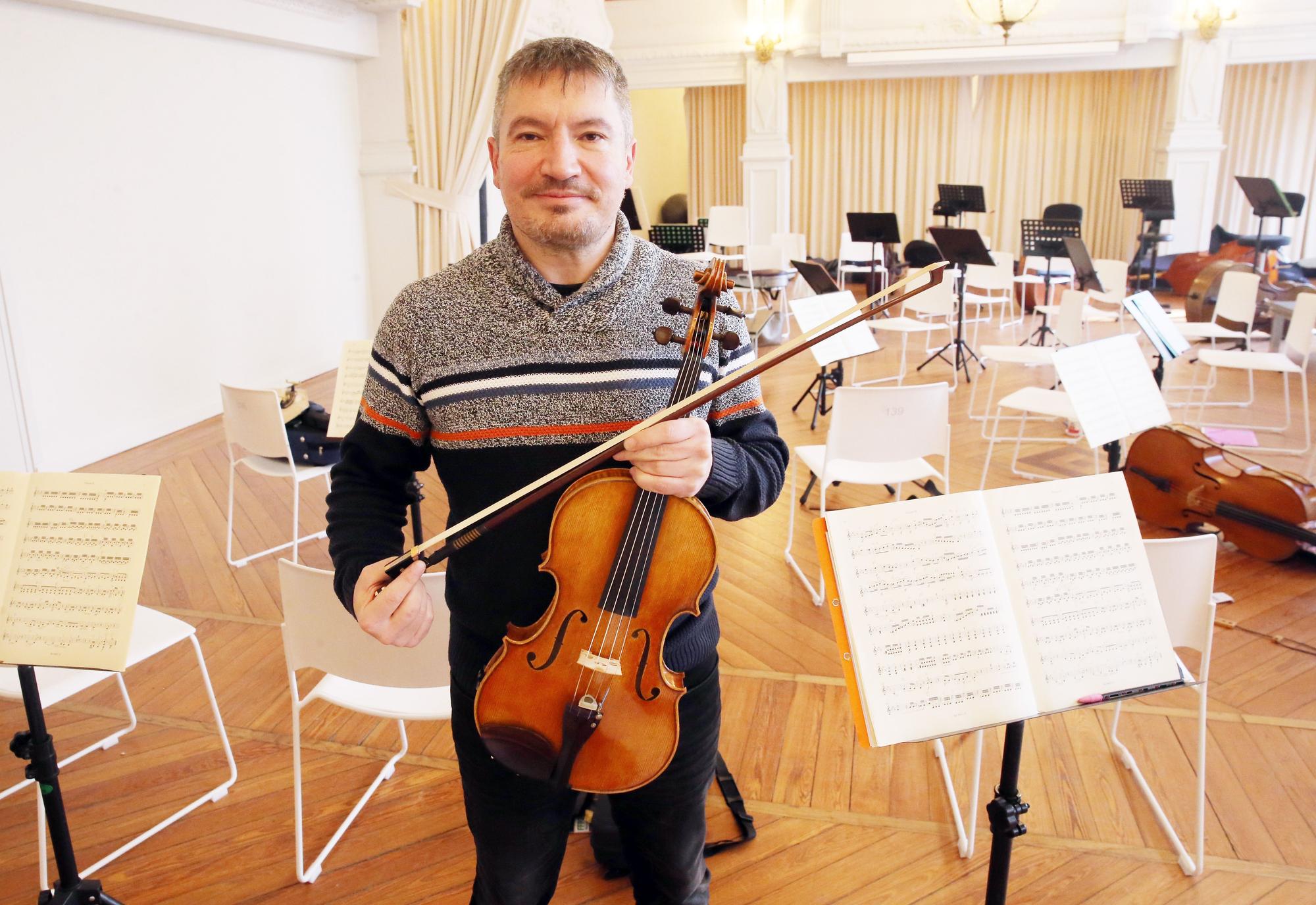 Francisco javier escobar vidal, director artistico de la orquesta.