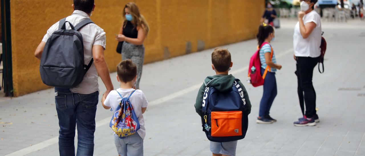 Varias familias a las puertas de un centro educativo de València.