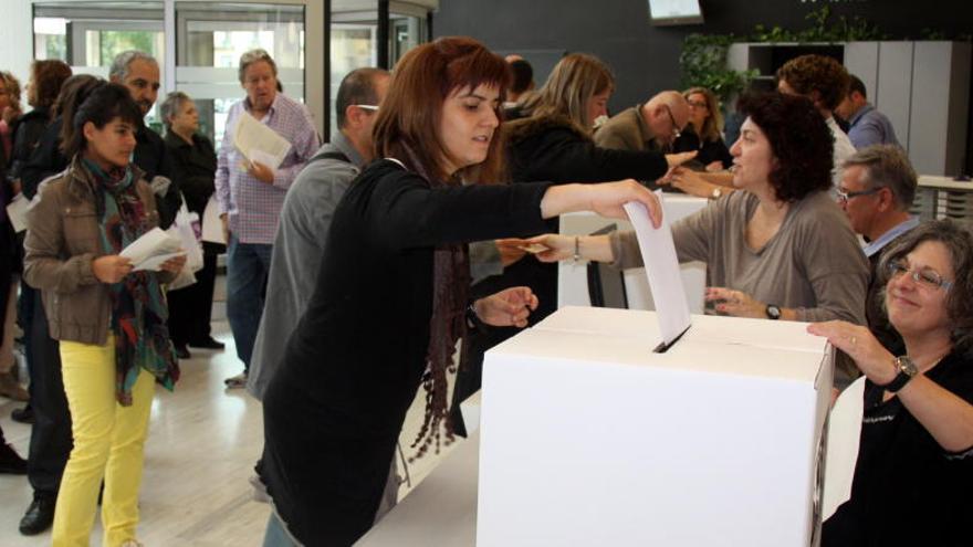 Degoteig de gironins que voten a la Delegació del Govern l&#039;endemà del 9-N