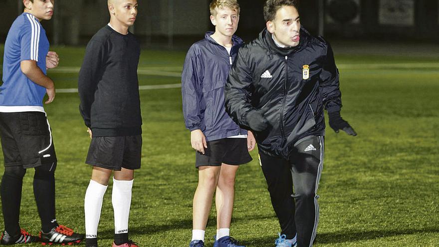 Roberto Robles da instrucciones durante las jornadas técnicas que desarrolló el Oviedo con jugadores del cadete B del Veriña.