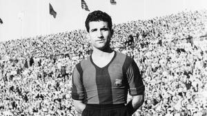 Nicolau, en una imagen tomada en Les Corts durante su primera temporada en las filas del    FC Barcelona (1948-49). El argentino fue muy querido por la afición por su juego, siempre amenazante, seriedad y humildad