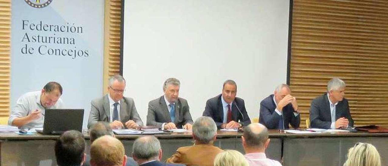 El consejero de Medio Ambiente, Fernando Lastra (cuarto por la izquierda en la mesa), se dirige a los alcaldes de los municipios asturianos, que ayer asistieron a la presentación del plan de residuos en Oviedo.