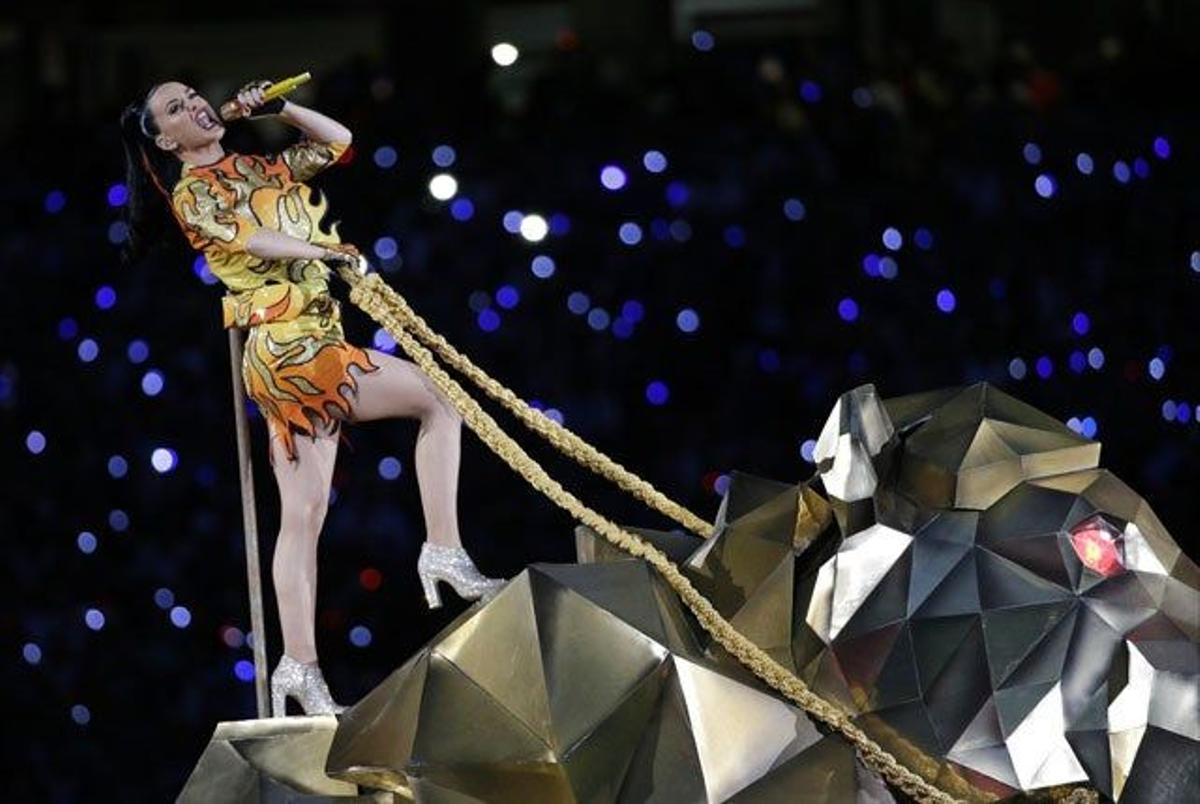 Katy Perry durante su actuación en la Super Bowl 2015