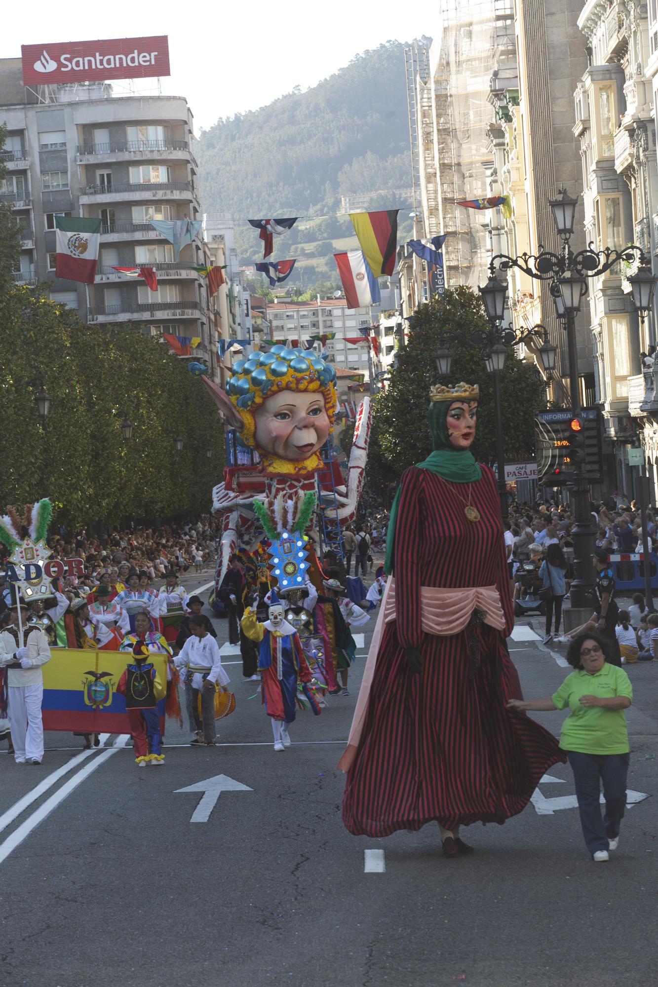 En Imágenes: El Desfile del Día de América llena las calles de Oviedo en una tarde veraniega