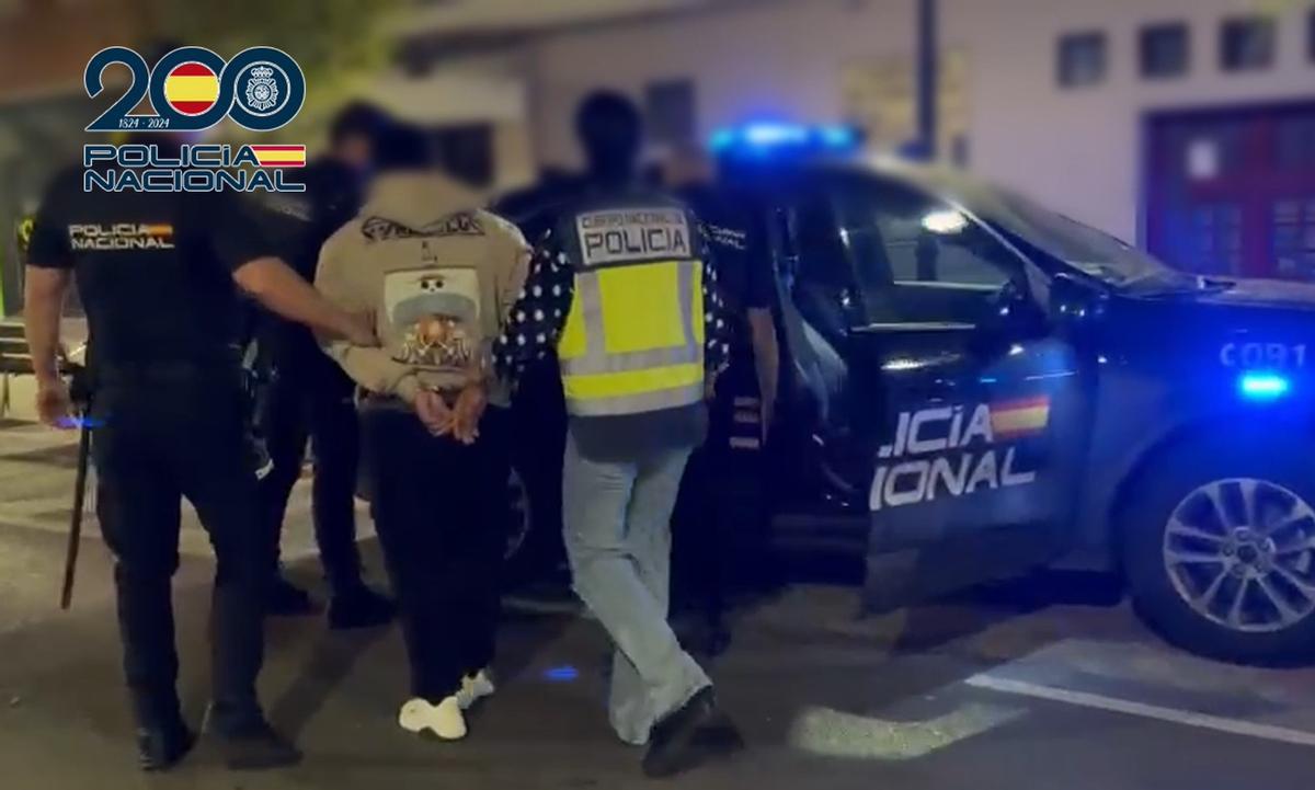 Agentes de la Policía Nacional en el traslado de uno de los detenidos.