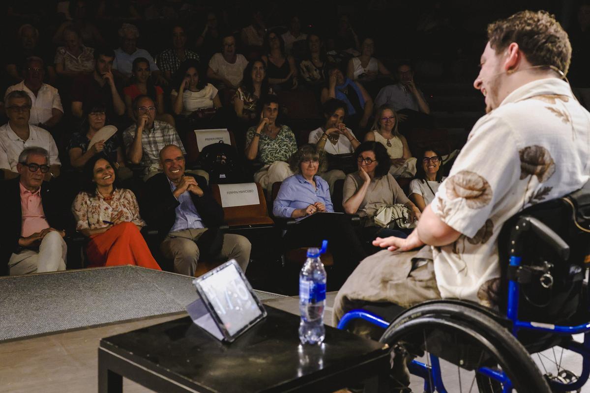 L'acte va incloure l'actuació de Marc Buixaderas, que va fer riure i pensar