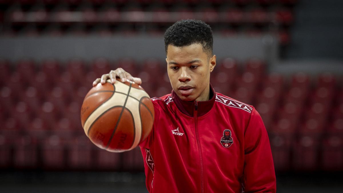 Bell-Haynes maneja el balón durante un entrenamiento del Casademont Zaragoza.