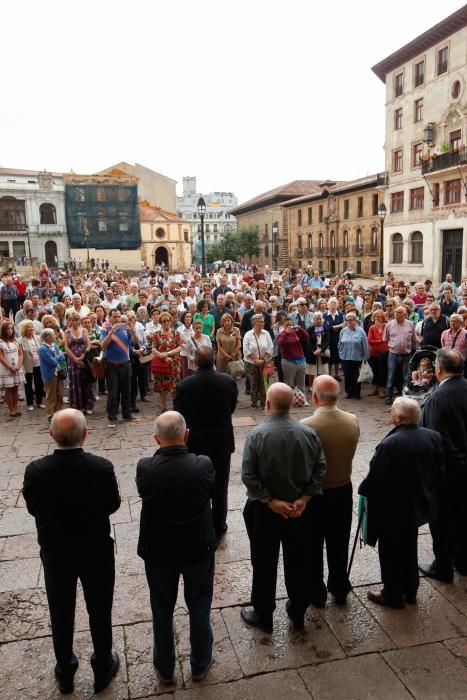 Oración ante la catedral de Oviedo por las víctimas del atentado de Barcelona