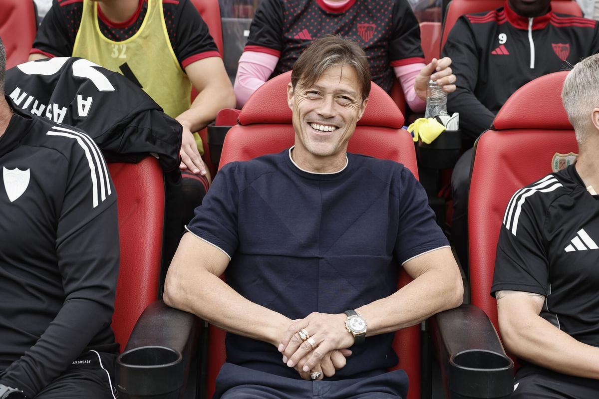 El entrenador del Sevilla, Matías Almeyda, instantes antes del inicio del partido correspondiente a la jornada 7 de LaLiga ante el Rayo Vallecano