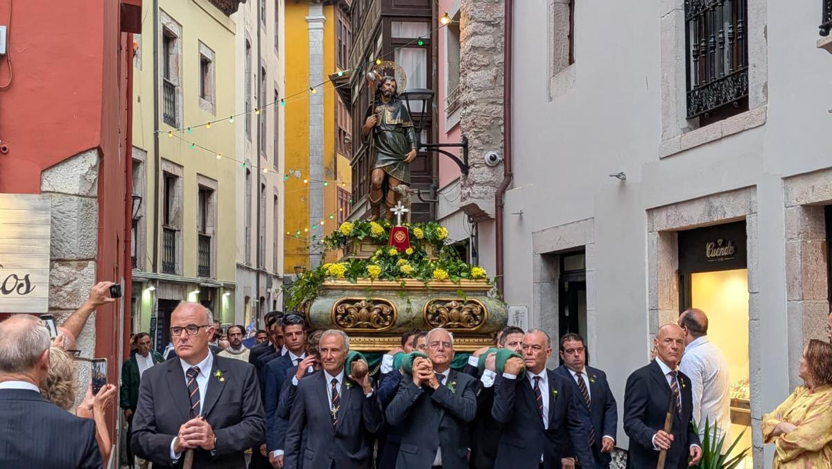 Traslado de la imagen de San Roque desde su capilla a la basílica de Llanes