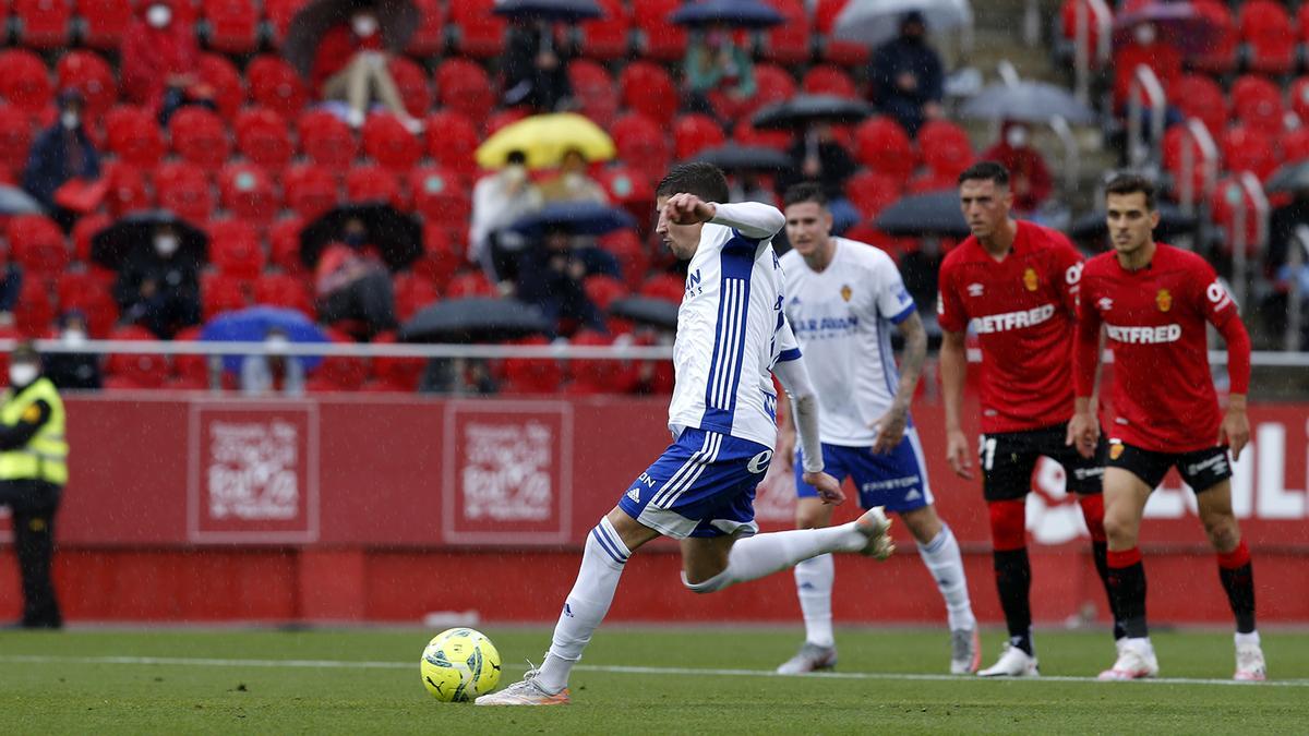 Zanimacchia lanza el penalti que supuso el gol zaragocista en el Visit Estadi.