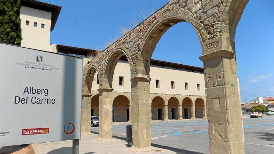 Antigament, l&#039;alberg del Carme, que disposa de 97 places i està a la plaça del Milcentenari, era una caserna