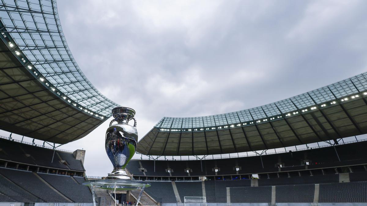 El trofeo de la Eurocopa es presentado en el Estadio Olímpico de Berlín