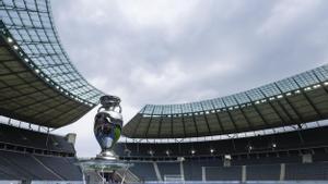 El trofeo de la Eurocopa, presentado en el Estadio Olímpico de Berlín.