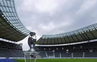 El trofeo de la Eurocopa luce en el Estadio Olímpico de Berlín