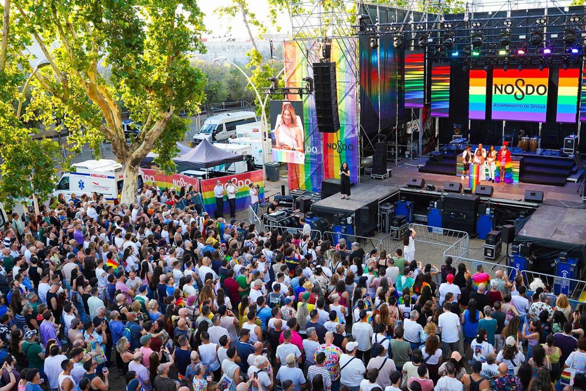 Inicio del Orgullo con el pregón en la Alameda de Hércules.