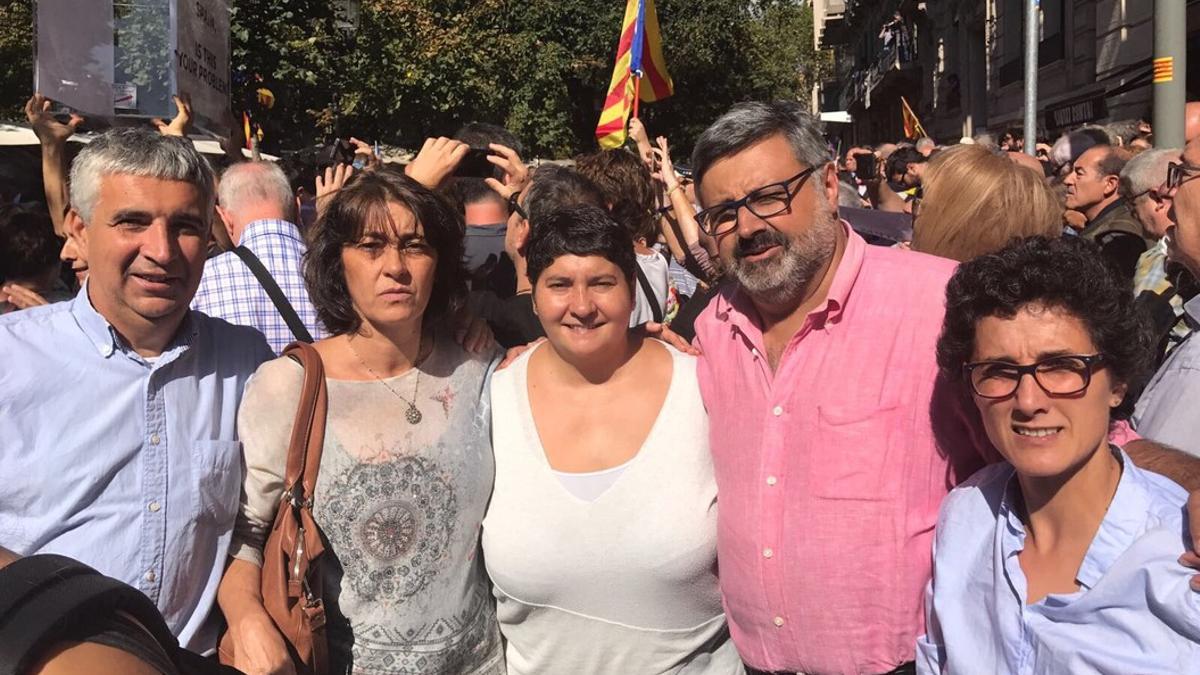 El primer teniente de alcalde de CiU en Mataró, Joaquim Fernàndez (segundo por la derecha), junto a los concejales de su grupo Josep Maria Font, Núria Calpe, Dolors Guillén e Isabel Martinez ayer martes en las concentraciones en Barcelona.