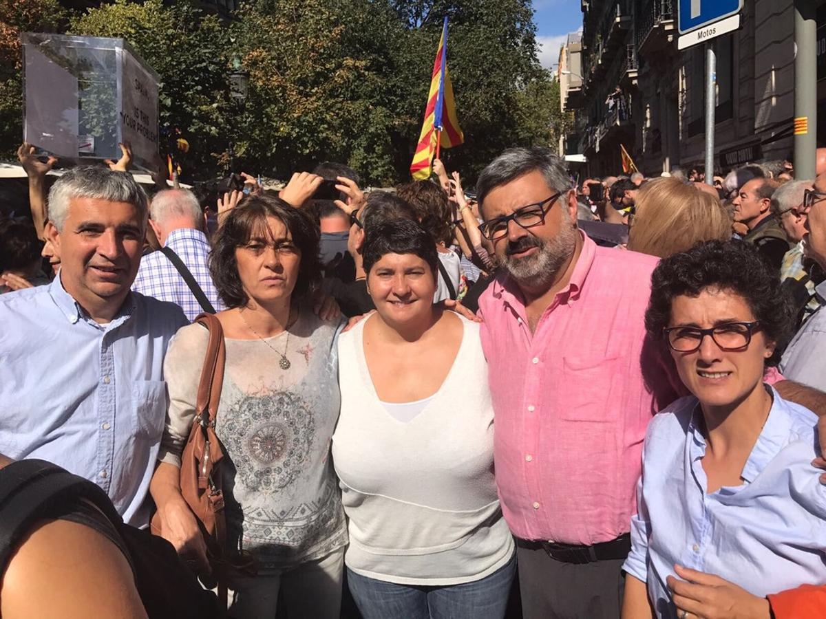 El primer tinent d’alcalde de CiU a Mataró, Joaquim Fernàndez (segon per la dreta), amb els regidors del seu grup Josep Maria Font, Núria Calpe, Dolors Guillén i Isabel Martinez ahir en les concentracions a Barcelona. El primer tinent d’alcalde de CiU a Mataró, Joaquim Fernàndez (segon per la dreta), amb els regidors del seu grup Josep Maria Font, Núria Calpe, Dolors Guillén i Isabel Martinez ahir en les concentracions a Barcelona.