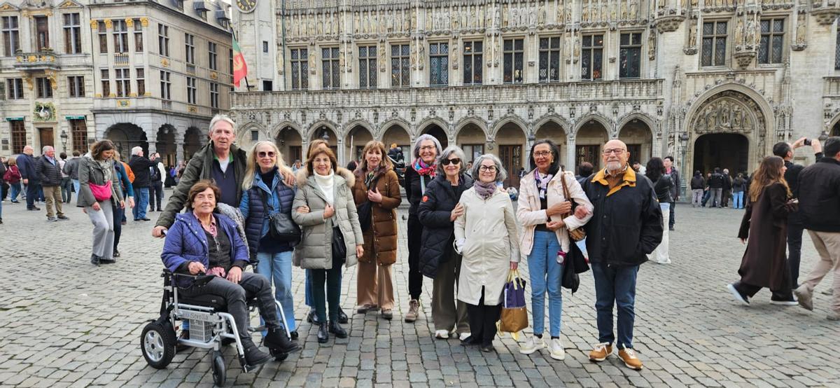Los alumnos en la Grand Place de Bruselas