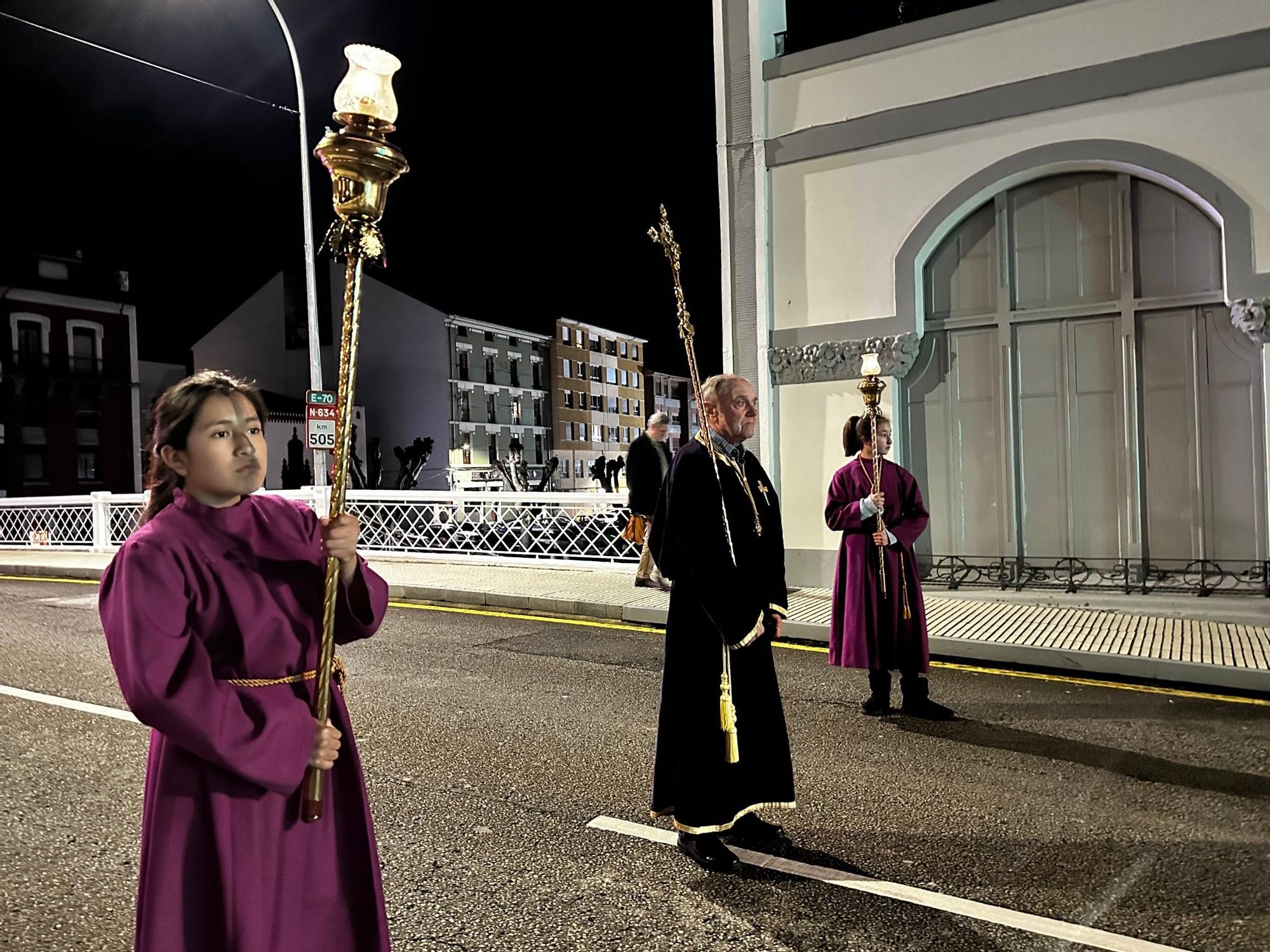 Las imágenes que dejó para el recuerdo la procesión del Santo Entierro de Luarca