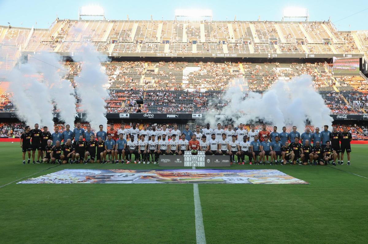 El Valencia CF presenta al equipo para la temporada 2026-2027 antes del Trofeu Taronja.