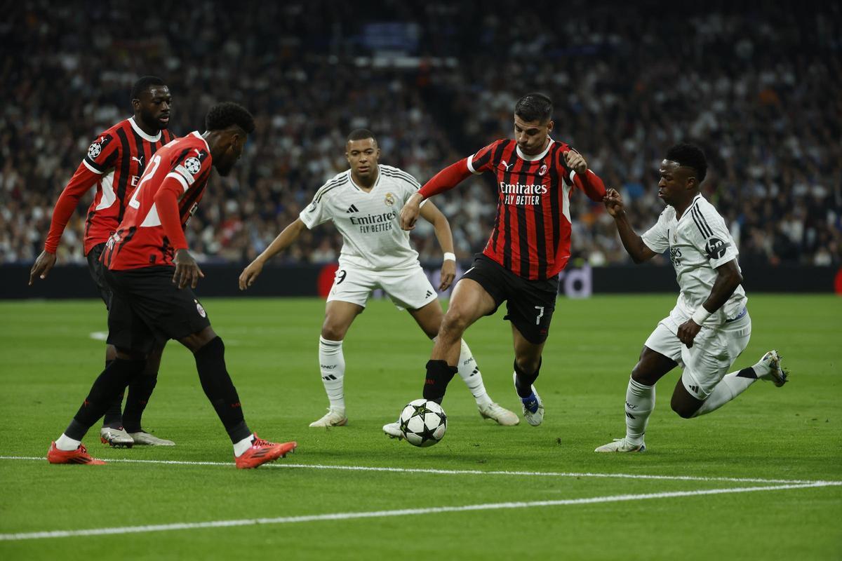 Morata pelea un balón ante Vinicius y Mbappé