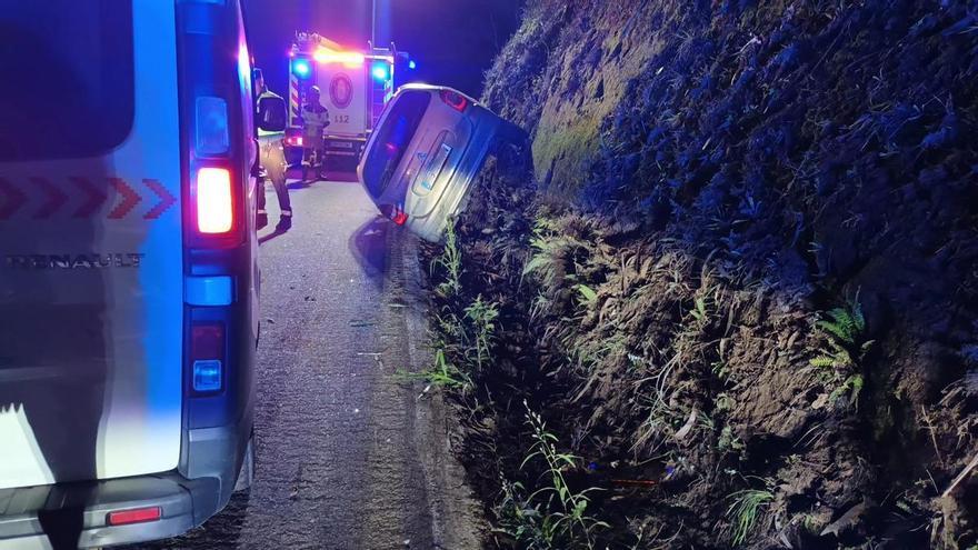 Rescatan por el techo solar a una conductora tras volcar su coche en Cuntis, en Pontevedra