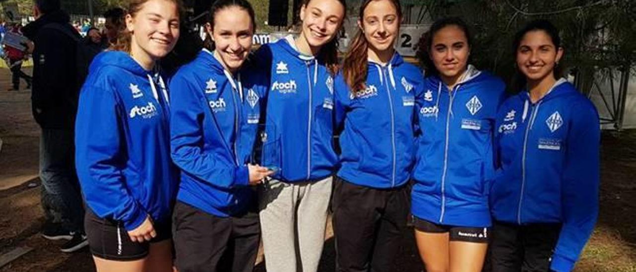 Las atletas juveniles del CAVA en el Cross de Castelló.