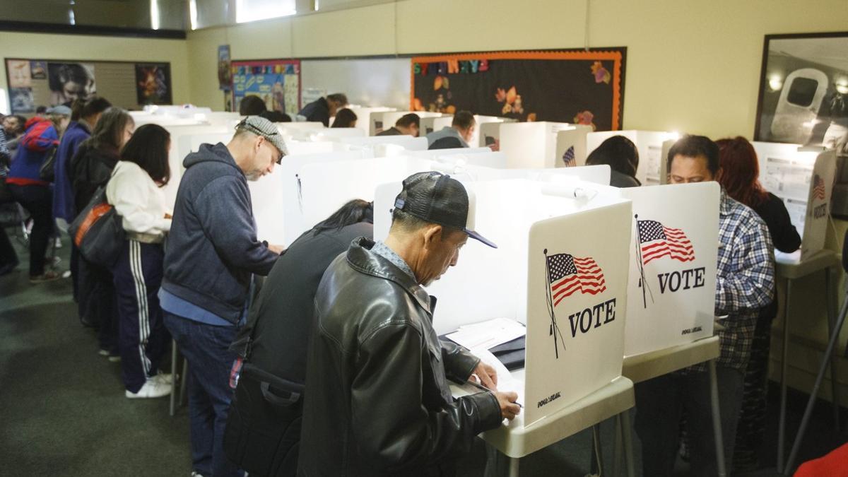 Unos electores ejercen su derecho al voto mediante el sistema de 'voto temprano' en Hollywood Norte, California.