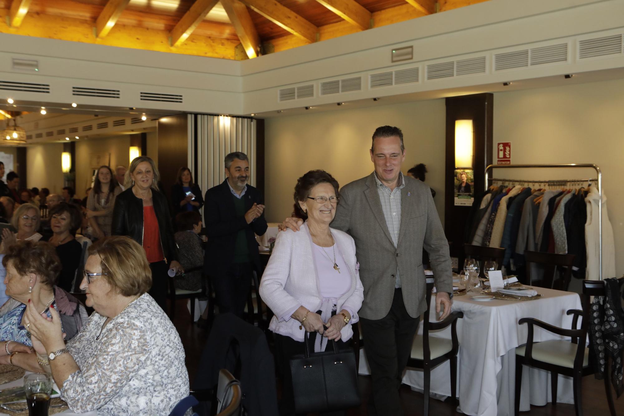 Entrega del premio "Abuela Campesina de Asturias" a la casina Maximina Fernández