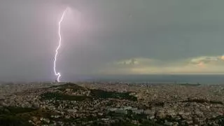 Fotos tomadas desde el Observatori Fabra durante la tormenta que ha cubierto Barcelona esta tarde